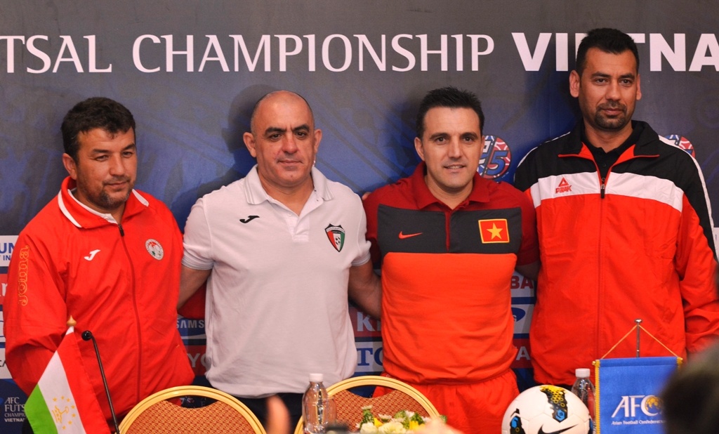 HLV của các đội ở bảng A trong cuộc họp kỹ thuật diễn ra vào trưa nay 29/4.