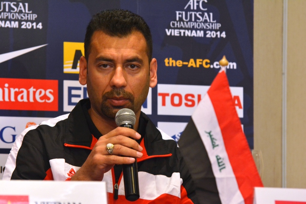 HLV Iraq thừa nhận đội bóng của ông đang gặp chút áp lực khi phải thi đấu với chủ nhà Việt Nam ngay trận đầu.