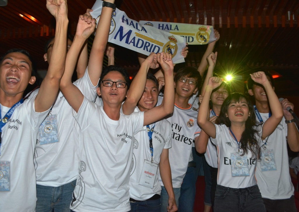 Fan Viet phat cuong vi Ronaldo, Ramos hinh anh