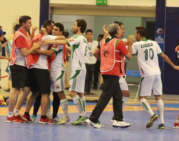 Niềm vui chiến thắng của đội khách Iraq. Họ không chơi hay hơn Việt Nam nhưng đã tận dụng tối đa những cơ hội có được.