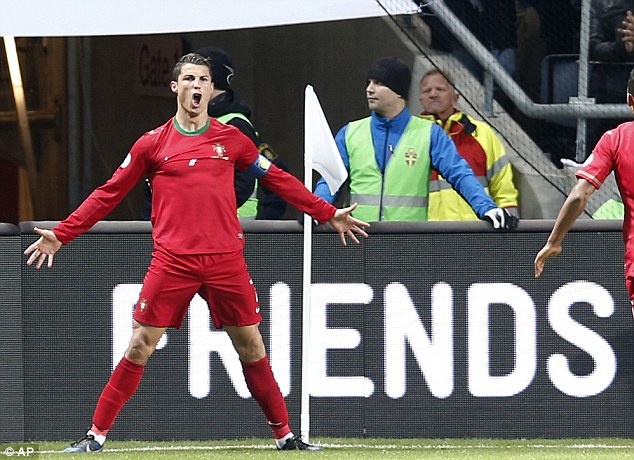 Một mình Ronaldo được 4 vệ sỹ bảo vệ liên tục ngày đêm. Anh được xem là tài sản lớn nhất của tuyển Bồ Đào Nha.