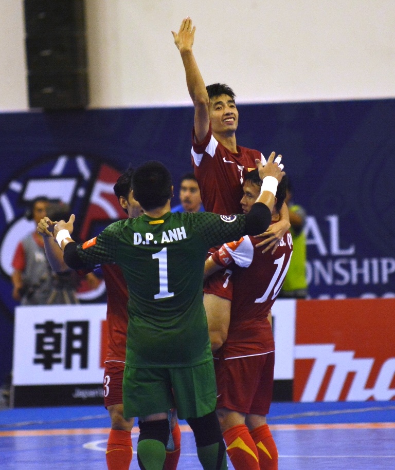 Trọng Luân ghi dấu ấn đậm nét trong cả 2 bàn thắng đầu tiên của Việt Nam.