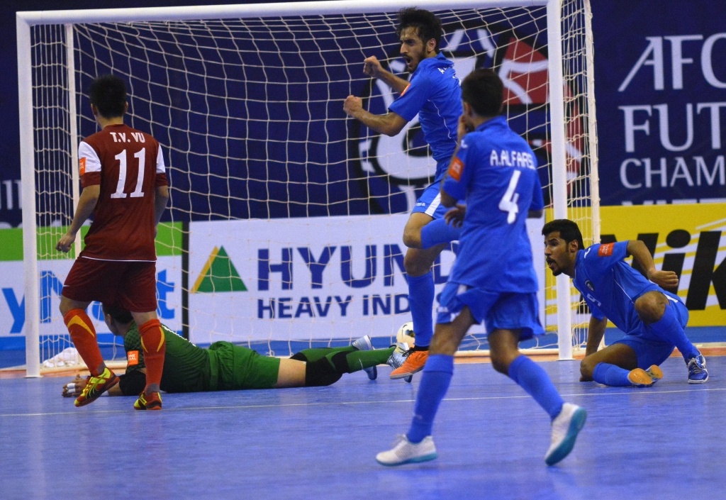 Lan dau vao tu ket chau luc, futsal Viet Nam duoc thuong lon hinh anh
