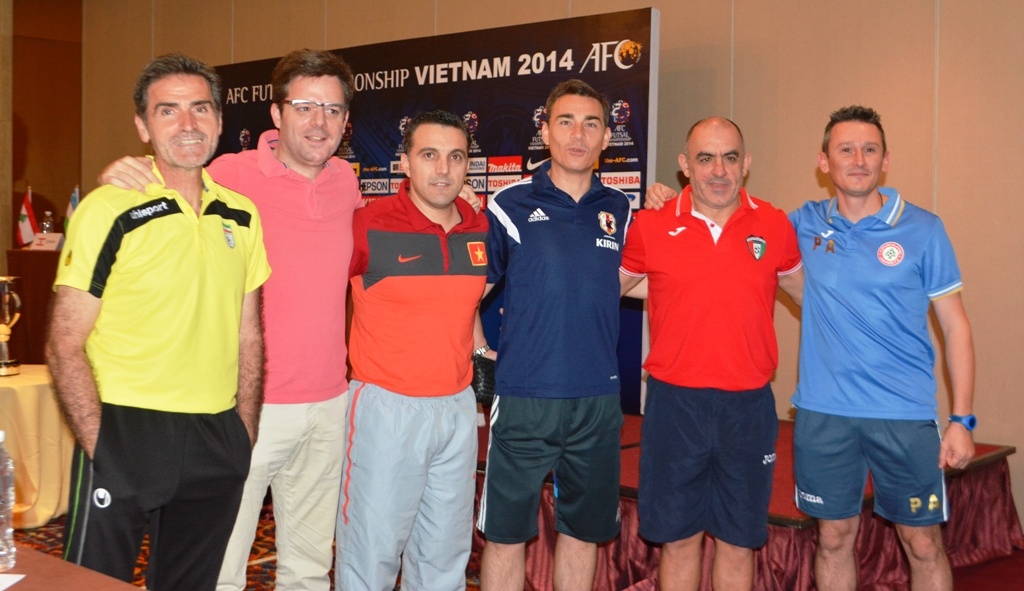 HLV các đội tuyển vào tứ kết đã nhẵn mặt sau. Vì thế, trong cuộc họp báo trước trận đấu họ rất thanh thủ chụp hình lưu niệm.
