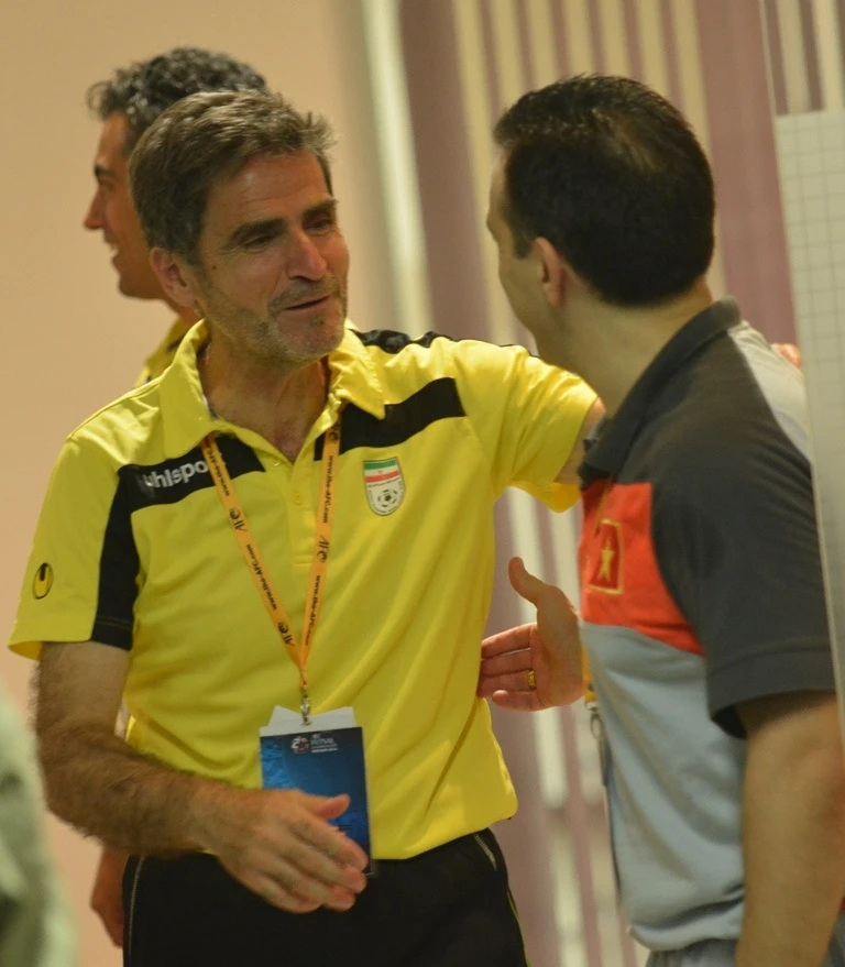 HLV Iran bắt tay động viên đồng nghiệp bên phía Việt Nam trong cuộc họp báo sau trận đấu.