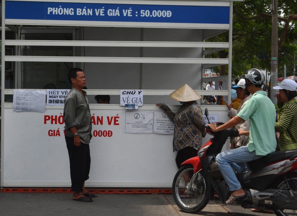 quầy vé NTĐ Phú Thọ thông báo hết vé ngày 7/5, đồng thời cảnh báo người mua coi chừng mua vé giả.