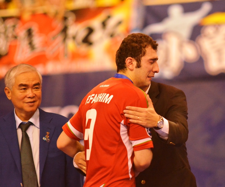 Cau thu Iran nuc no vi mat ngoi vo dich giai futsal chau A hinh anh