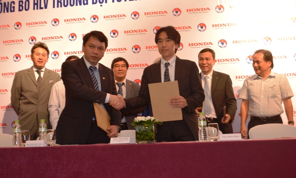 Ông Toshiya Miura ký hợp đồng làm HLV cho ĐTQG và U23 Việt Nam theo một hợp đồng kéo dài đến hết năm 2016.