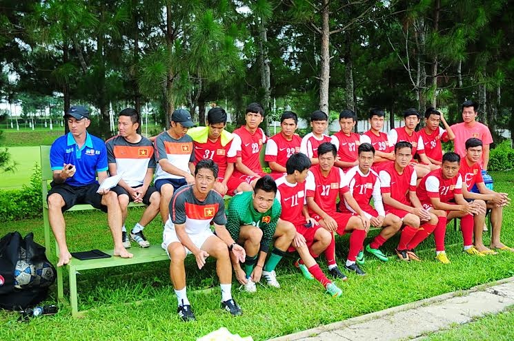 HLV Guillaume Grachen cùng các cộng sự chem chú xem các cầu thủ đang được thử để chọn ra những nhân tố tốt nhất bổ sung vào đội U19 Việt Nam.