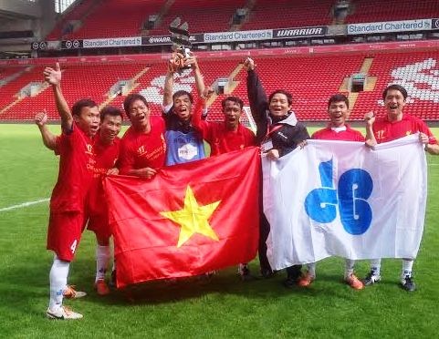 Doi bong Viet Nam vo dich giai dau tren san Liverpool hinh anh