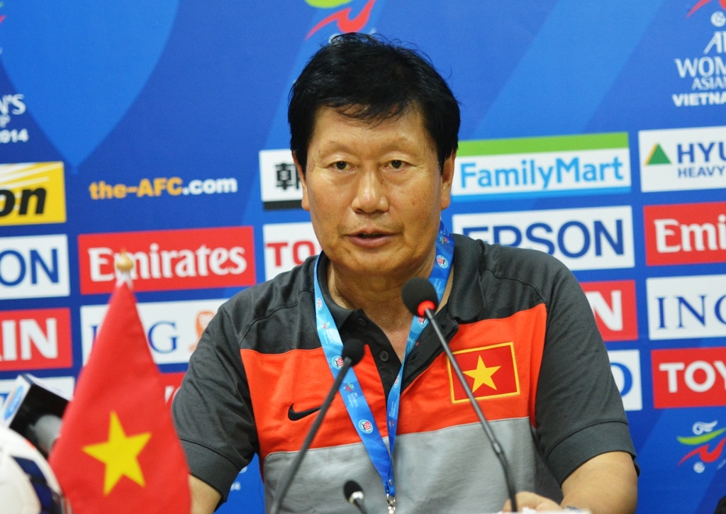 HLV Tran Van Phat ‘che nhe’ hoc tro hinh anh