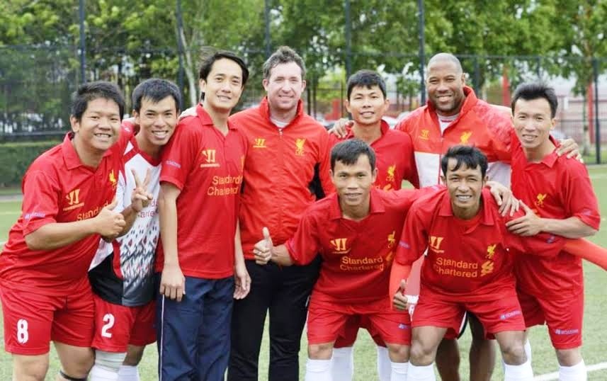 Các cầu thủ đội bóng giao lưu với 2 huyền thoại của Liverpool là Robbie Fowler và John Barnes.