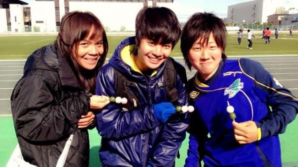 Hai tuyển thủ Thái Lan Kanjana (bìa trái) và Pitsamai (giữa) được CLB Speranza (từng VĐ giải hạng nhất nữ Nhật Bản) ký hợp đồng vào giữa năm ngoái. Thái Lan không dùng HLV Nhật nhưng rất hay đưa đội sang Osaka tập huấn.