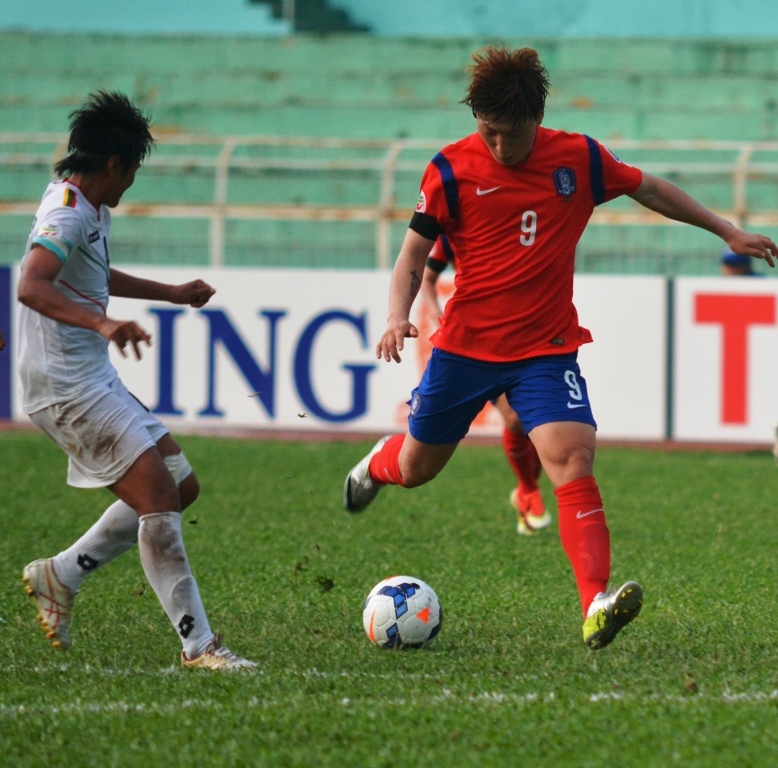 Tiền đạo chủ lực của đội nữ Hàn Quốc nhìn chẳng khác gì nam giới, việc ghi 12 bàn thắng vào lưới Myanmar vẫn còn ít so với những cơ hội được tạo ra.