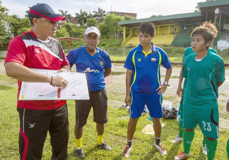 Khin Malar Tun, ngôi sao của tuyển nữ Myanmar thừa nhận HLV Kumuda đã giúp đội cải thiện được đáng kể về kỹ chiến thuật cũng như biết cách kích thích tinh thần các cầu thủ.