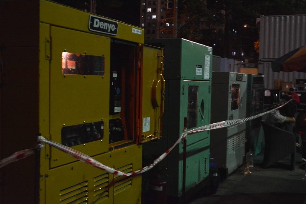 4 máy phát điện công suất lớn được chạy suốt ngày đêm để phục vụ cho công tác tổ chức nhưng vẫn để xảy ra sự cố.