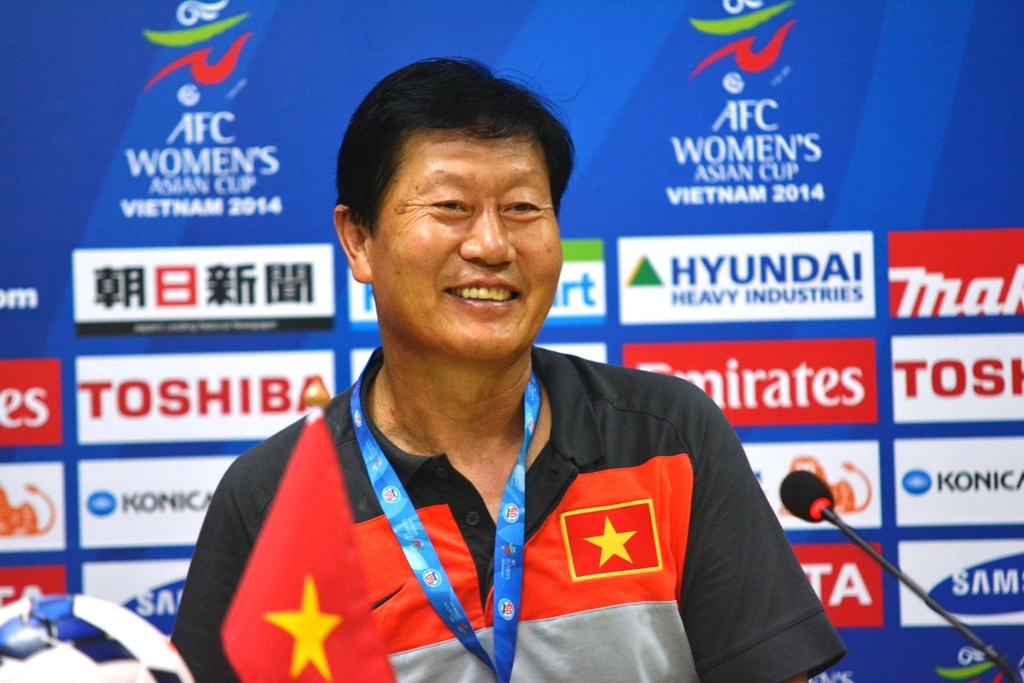 HLV Trần Vân Phát khéo léo né không nhận xét về trọng tài.