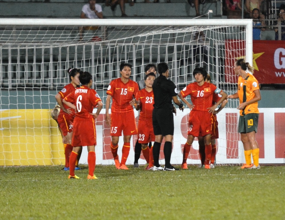 Các cầu thủ ĐTVN phản ứng nhưng không thành công.