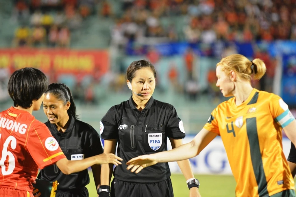 HLV Australia thua nhan duoc trong tai 'giup suc' hinh anh