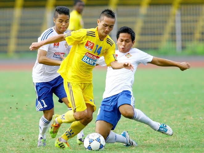 Hải Phòng (áo vàng) chứng tỏ được sự vượt trội toàn diện so với đội bóng hạng dưới Cần Thơ.