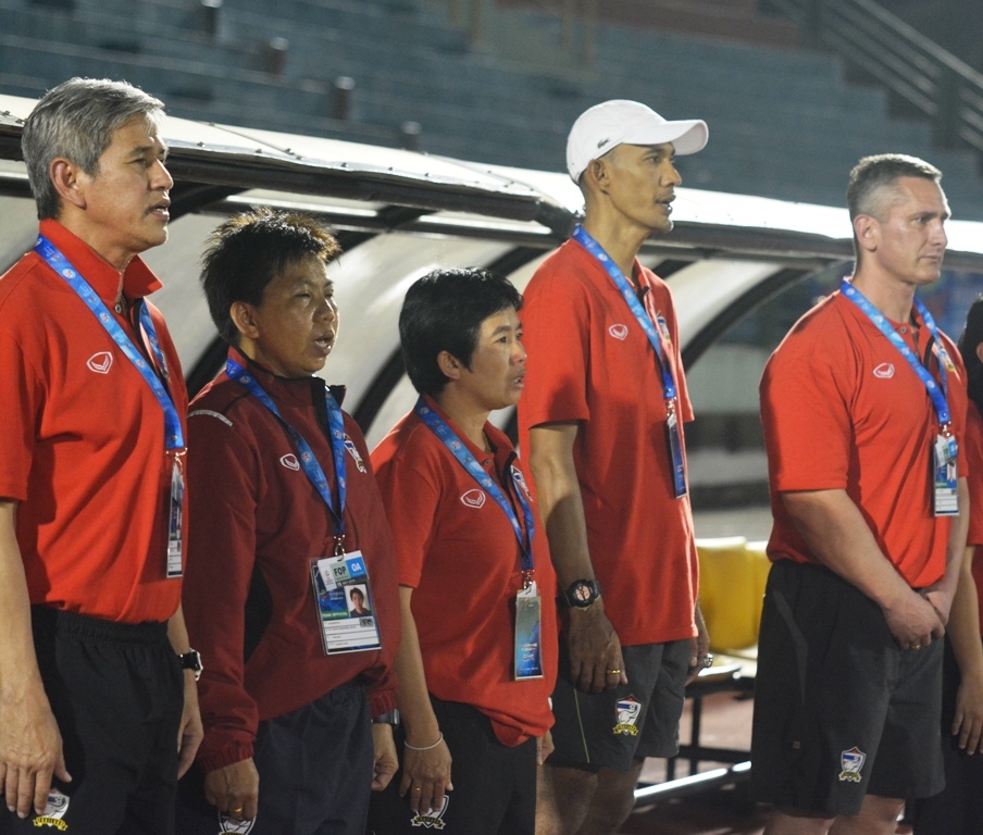 Charnwit Polcheewin (ngoài cùng bìa trái) và Adi (ngoài cùng bìa phải) là những hỗ trợ đắc lực từ FAT dành cho HLV Srathongvian.
