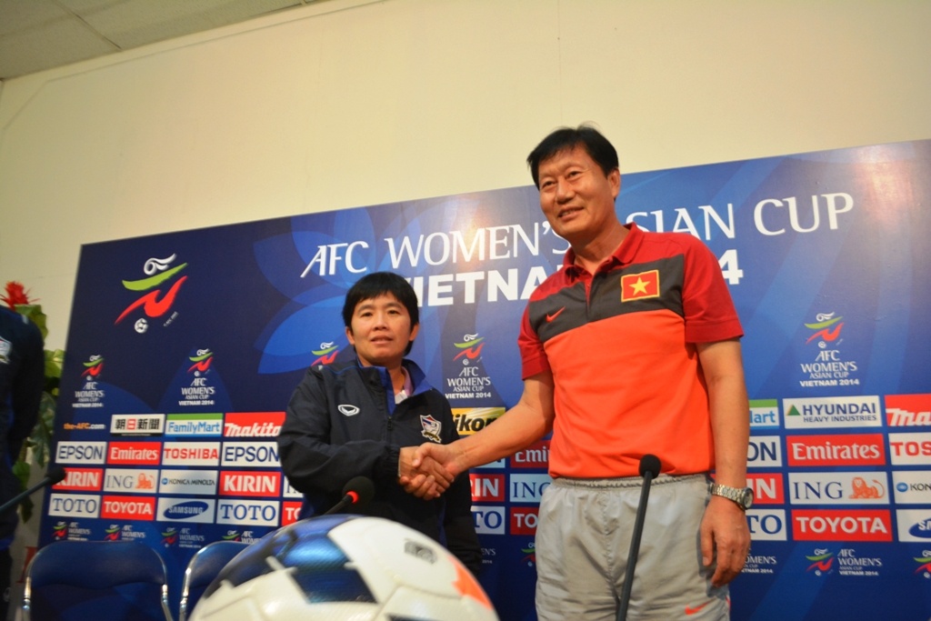 HLV Trần Vân Phát bắt tay đồng nghiệp Sathongwien trong cuộc họp báo trao đổi thông tin trước trận đấu.