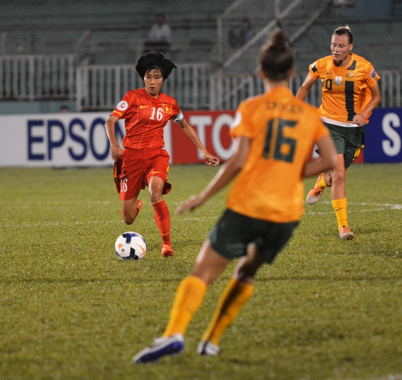 Một công việc ổn định là mơ ước nhỏ nhoi đối với Lê Thị Thương khi thu nhập từ nghề cầu thủ như cô không nhiều.