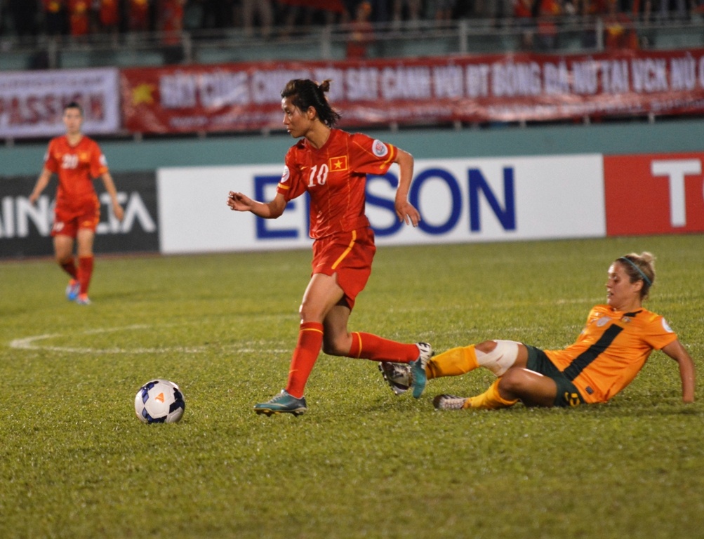 Tiền đạo Nguyễn Thị Hòa biết cách vượt qua biến cố của gia đình, để tỏa sáng trên sân cỏ.