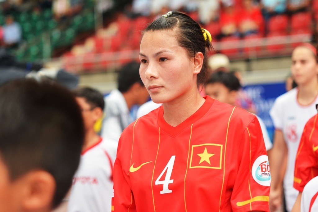 Nguyễn Thị Nga từng được tín nhiệm đeo băng đội trưởng ĐTVN vào giữa năm 2011 khi tham dự vòng loại Olympic 2012. Nhưng sau đó, cô đột ngột giã từ sự nghiệp để chăm sóc mẹ đẻ đang ốm nặng. Phải mất gần 2 năm, cô mới ổn định cuộc sống và trở lại sân cỏ.