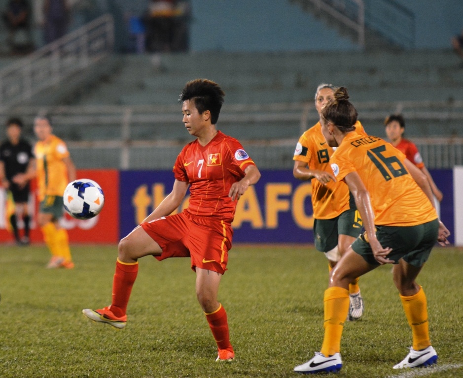 Nguyễn Thị Tuyết Dung thậm chí còn phải đi cấy lúa phụ mẹ ở dịp Tết vừa qua. Thu nhập và tiền thưởng của cô quá ít nên không dám mớ đến những điều cao xa.