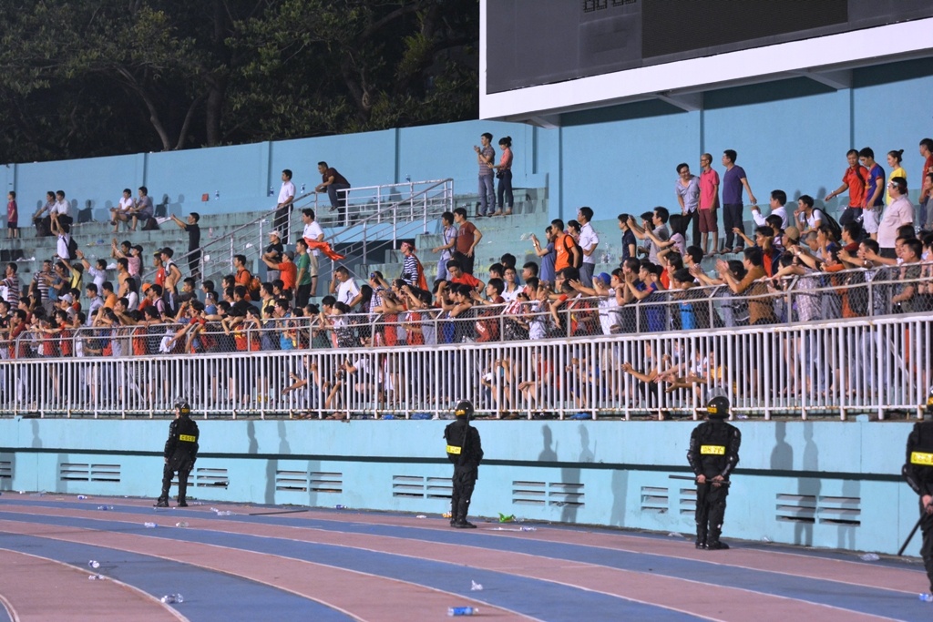 Khá nhiều chai nước được quăng xuống ở khán đài C.