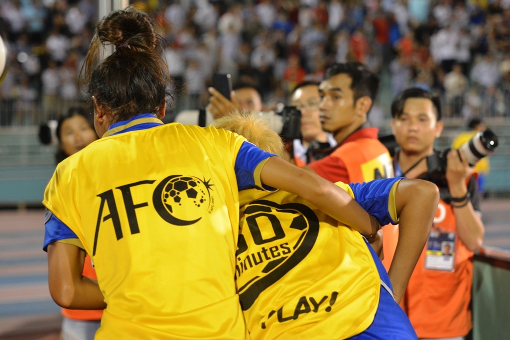 Fan Viet nem chai nuoc khien cau thu Thai Lan do guc hinh anh