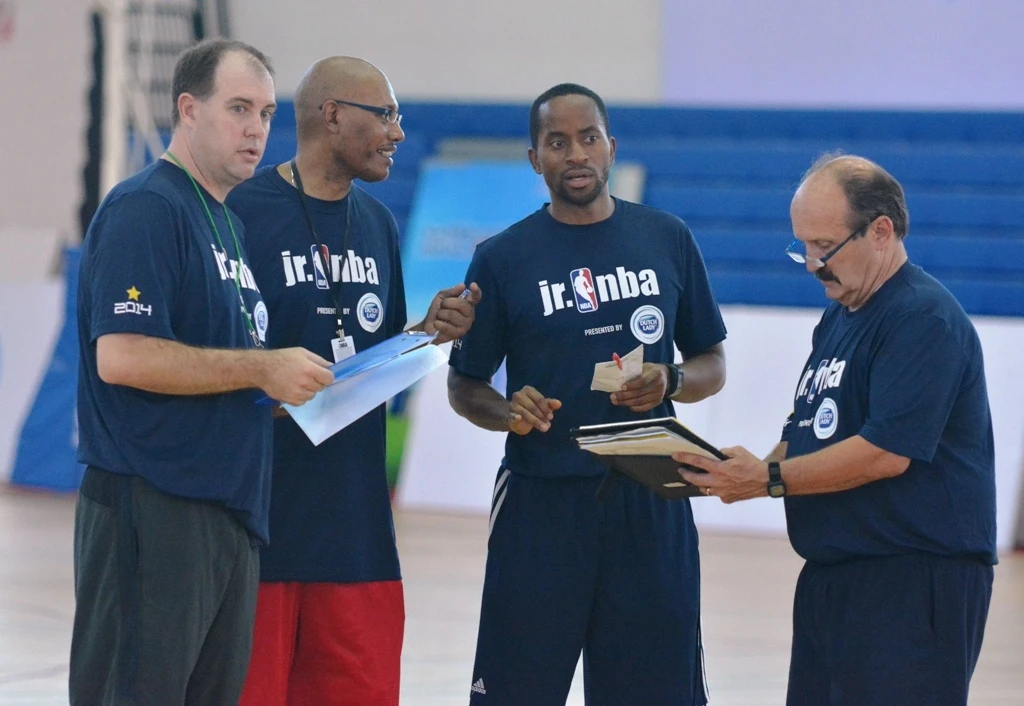 Các chuyên gia đến từ NBA thảo luận để chọn 24 bé gái và 40 bé trai trong vòng tuyển chọn diễn ra hôm nay 25/5.