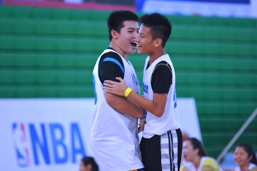 luyện các nguyên tắc cơ bản của bóng rổ và tìm hiểu về tầm quan trọng các giá trị cốt lõi của Jr. NBA như tinh thần thể thao, tinh thần đồng đội, thái độ tích cực và tôn trọng lẫn nhau.