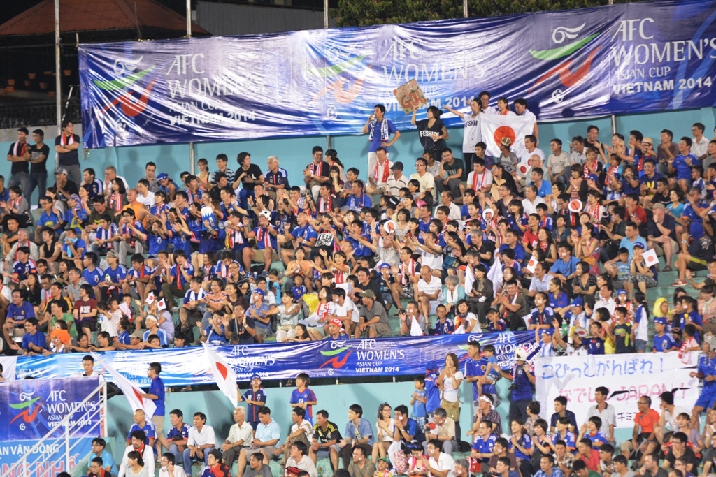 Rất đông khán giả Nhật đã đến sân Thống Nhất để cổ vũ cho các cầu thủ con cưng.