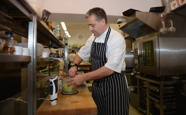 Tuyen Anh, Italy suyt dung phai thuc pham het dat hinh anh