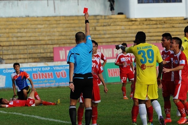 Diem nhan vong 17 V.League: Vong dau bao luc hinh anh