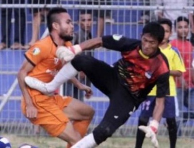 Thu mon dap chet cau thu Indonesia bi cam thi dau 1 nam hinh anh