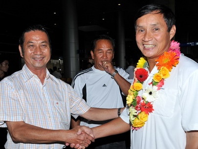 HLV Phạm Huỳnh Tam Lang chúc mừng HLV Mai Đức Chung sau khi dẫn dắt đội U22 Việt Nam giành Merdeka Cup 2008.