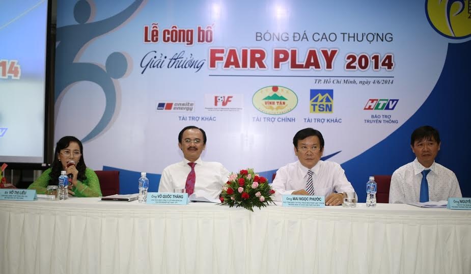 Cong bo giai thuong ton vinh bong da cao thuong hinh anh