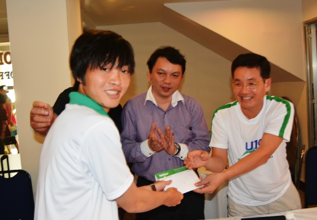 VFF dong vien, tang qua U19 Viet Nam truoc khi sang Nhat Ban hinh anh