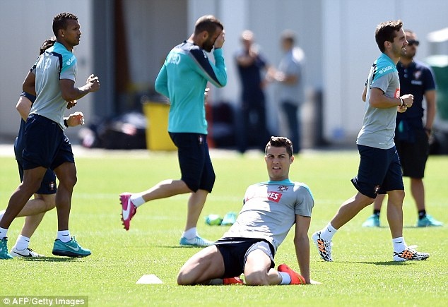 Ronaldo quay lại tập luyện sau khi có hơn 1 tuần nghỉ ngơi, theo dõi chấn thương ở đùi và viêm gân bánh chè.