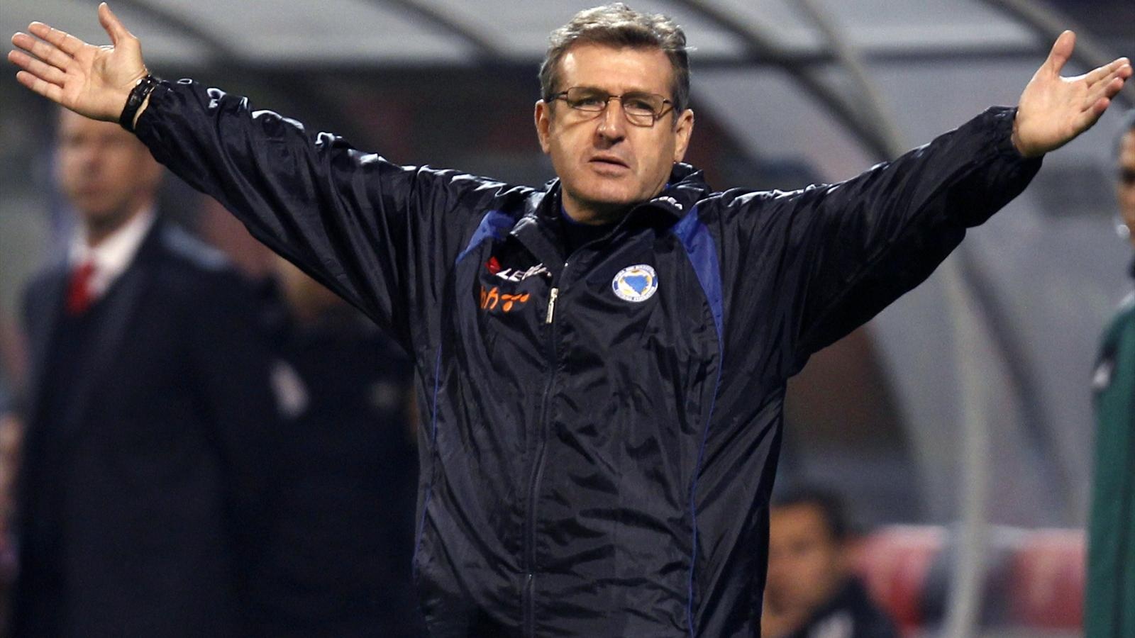 Ban huan luyen Bosnia suyt bi cuop hinh anh