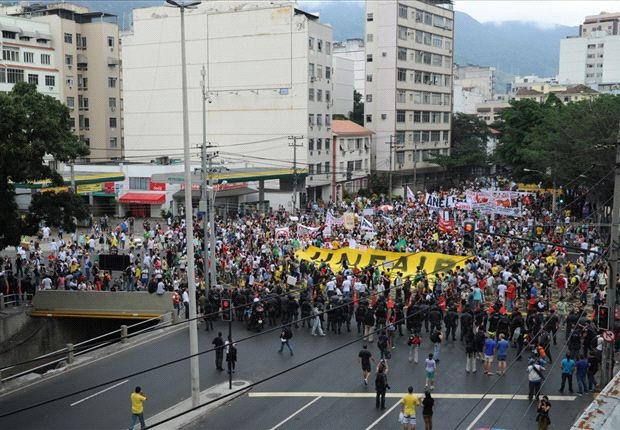 Tại nhiều nơi ở Brazil, các cuộc biểu tình đã chuyển sang bạo loạn khi người dân mất niềm tin vào chính quyền.