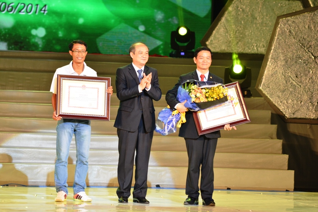 Vinh danh doi bong Viet Nam vo dich tren san Anfield hinh anh