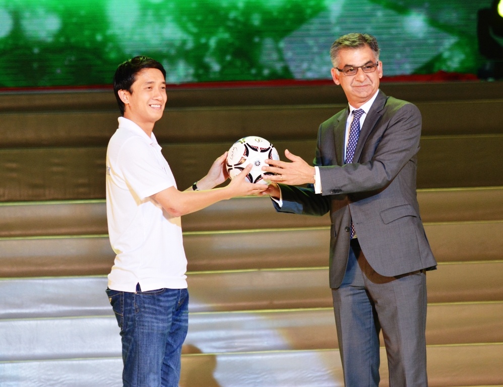 Cũng trong lễ vinh danh, đội bóng nhận được quà tặng từ Standard Chartered là quả bóng có chữ ký của 11 cầu thủ Liverpool.