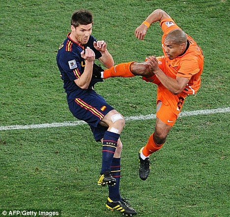 Nigel de Jong là một trong những cầu thủ chơi rắn nhất trong giới bóng đá. Bên cạnh tình huống đá thô bạo này, De Jong còn từng khiến 1 cầu thủ Mỹ gãy chân.