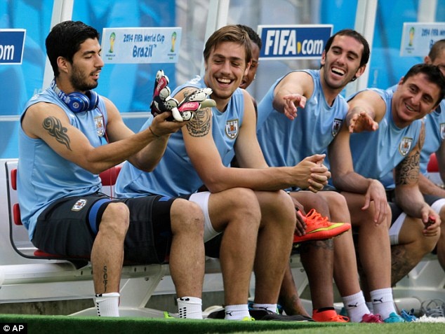 Luis Suarez lo tran mo man World Cup hinh anh