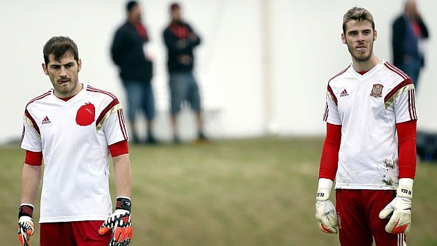David de Gea (phải) không có cơ hội thay Casillas ở 2 trận đấu tới. Anh là cầu thủ Tây Ban Nha đầu tiên dính chấn thương kể từ khi Del Bosque chốt danh sách 23 cầu thủ hôm 2/6. Ảnh: Marca.