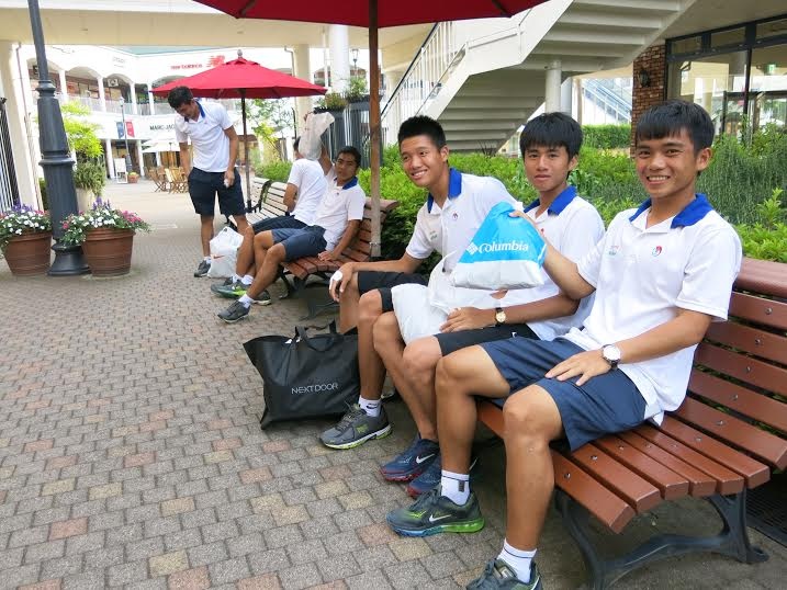 U19 Viet Nam duoc xa trai mua sam hinh anh